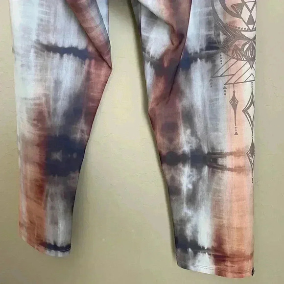 Onzie Flow Tribal Compass Tie Dye Yoga Capris - Picture 4 of 7